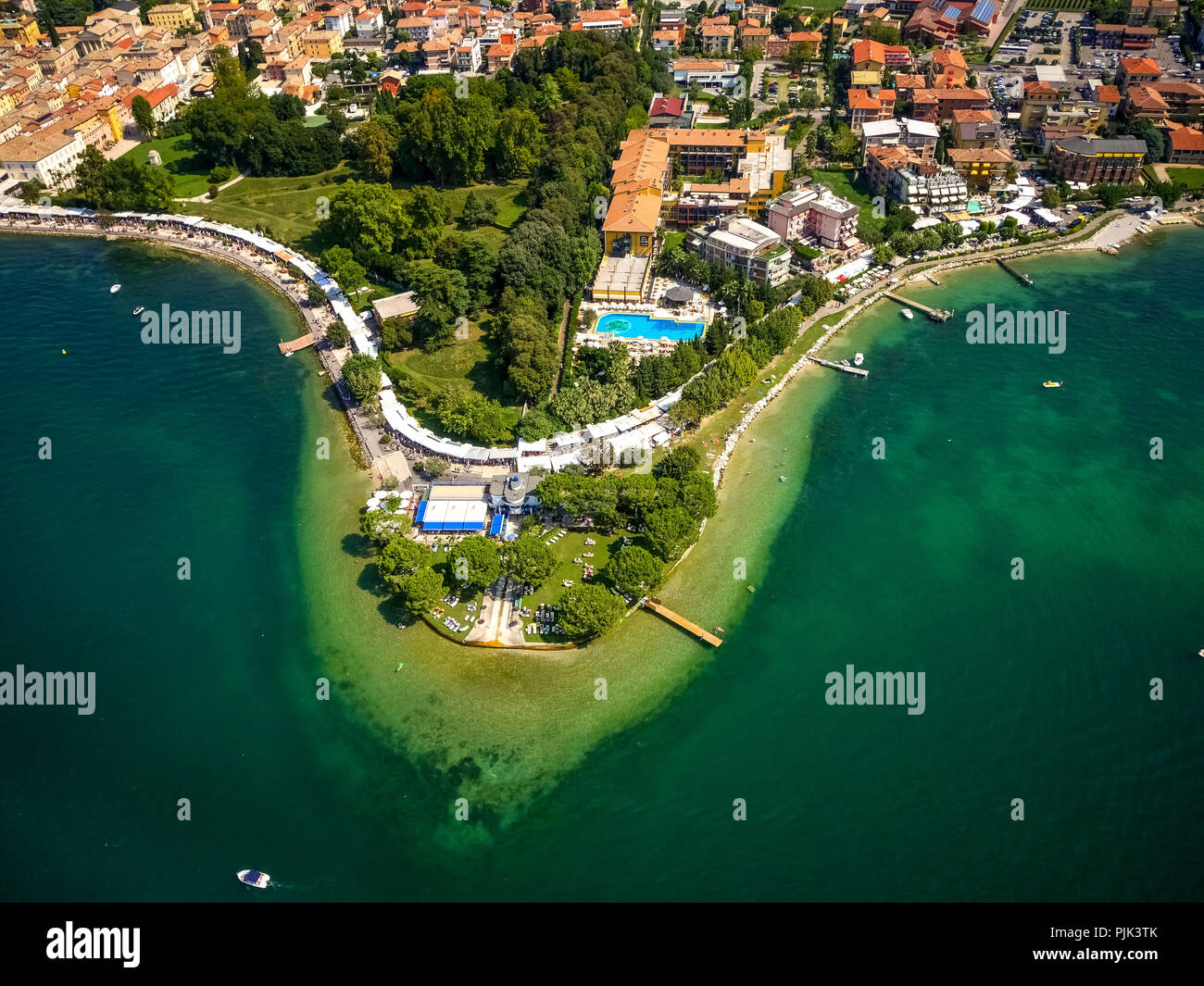 Vue aérienne, Bardolino avec voiliers, Lido Mirabello Beach, Lake Garda, Lac de Garde, Bardolino, Italie du Nord, Veneto, Italie Banque D'Images