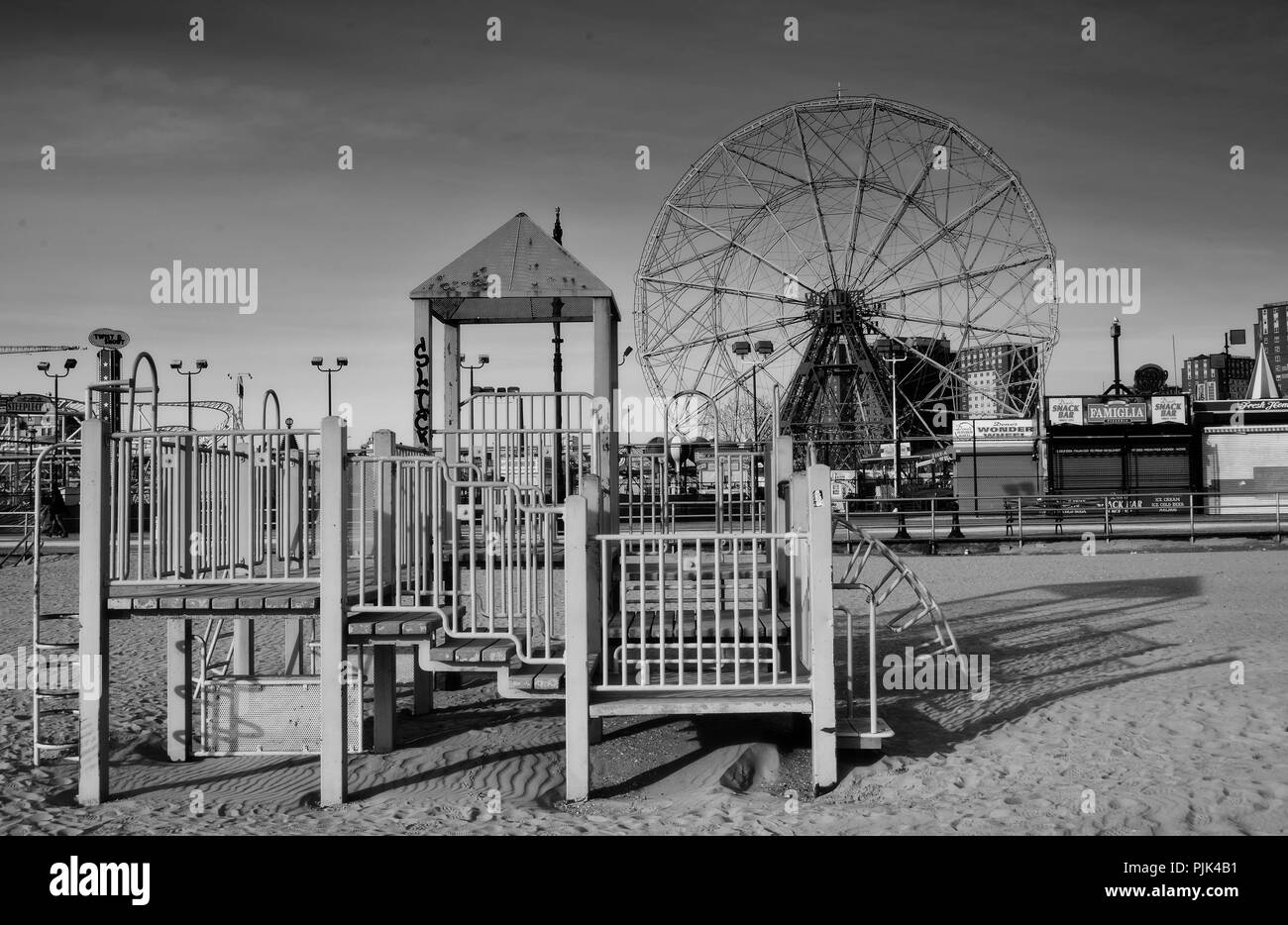 Jeux pour enfants sur la plage de Coney Island, Brooklyn, New York City, USA, en arrière-plan le Luna Park avec grande roue, Banque D'Images