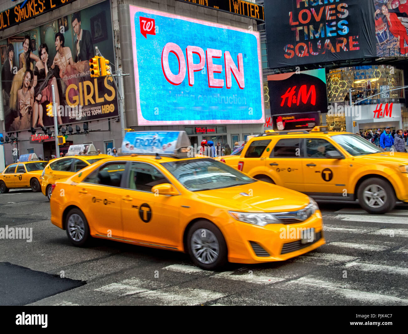Les taxis sur le monde célèbre Broadway à Manhattan, New York City, USA, dans le contexte de la publicité pour diverses comédies musicales, Banque D'Images
