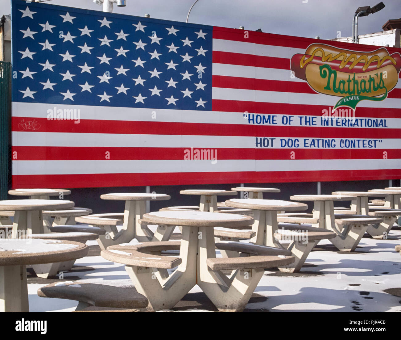 Concours de hot-dog sur la publicité drapeau américain au Luna park de Coney Island, Brooklyn, New York City, USA, stands et manèges sont fermés en hiver, Banque D'Images