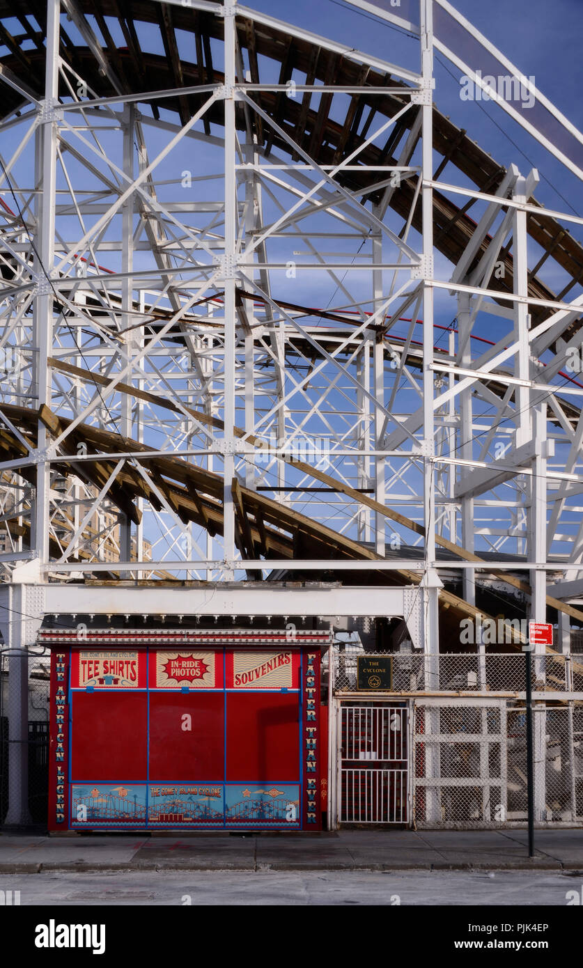 Congé d'hiver, montagnes russes au Luna park de Coney Island, Brooklyn, New York City, USA Banque D'Images