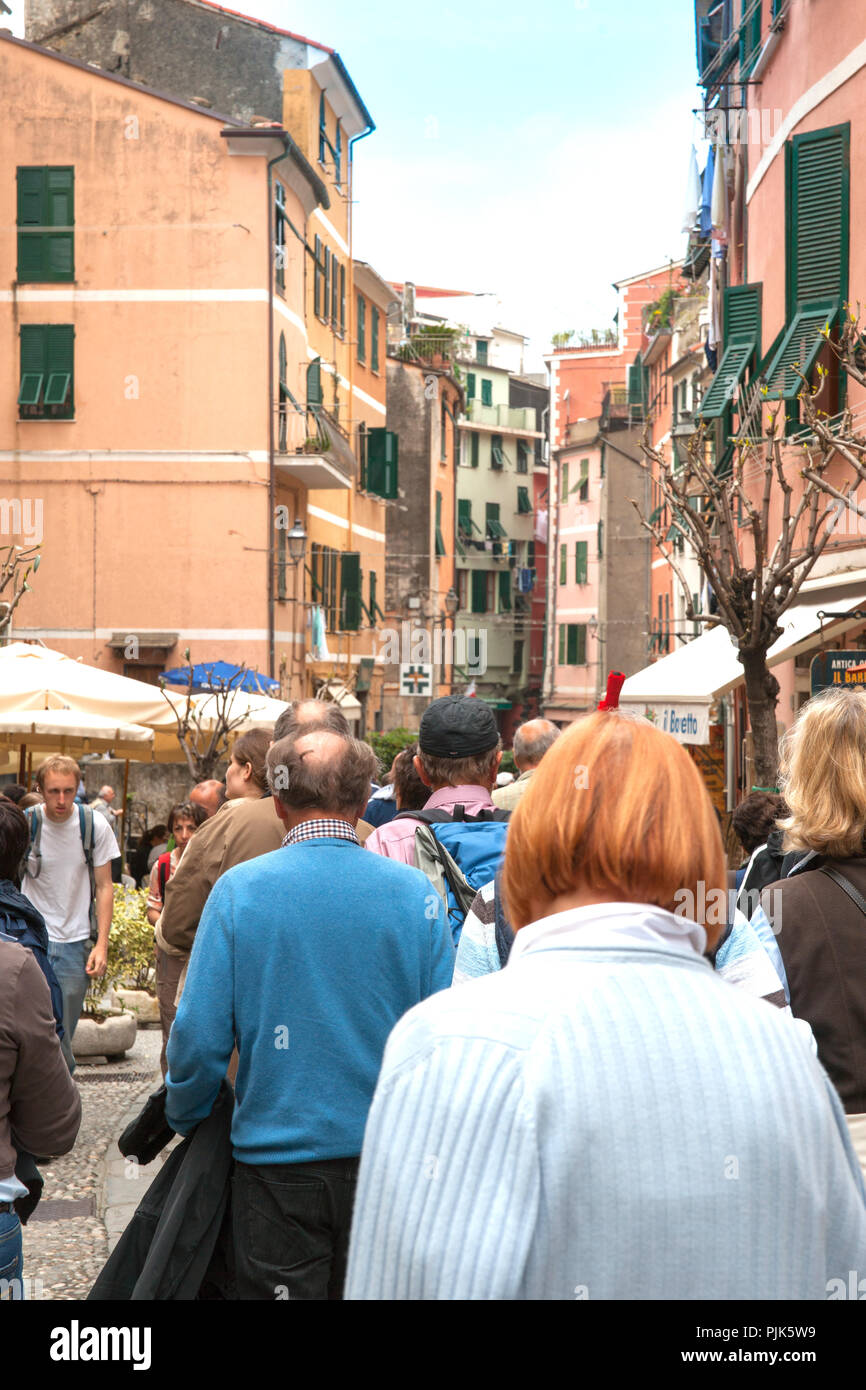 MONTEROSSO ITALIE - Le 24 avril 2011 ; composition verticale dans les petites rues bondées de la ville des Cinque Terre en touristes à pied entre le grand app caractéristique Banque D'Images