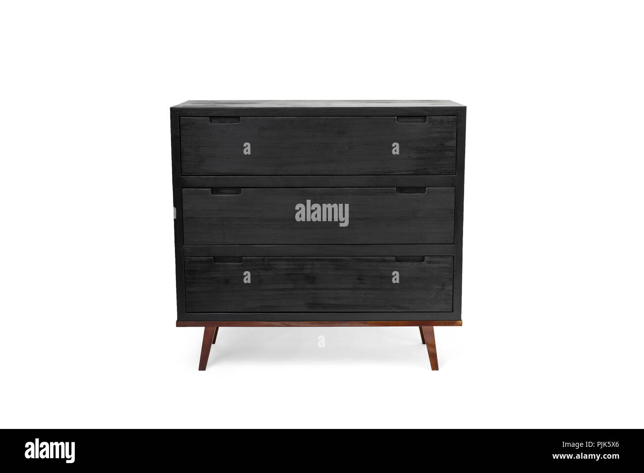Un contemporain de commode pour le bois brûlé superficiellement (shou-sugi-technique d'interdiction), photographié en studio sur un mur blanc. Banque D'Images Un contemporain de commode pour le bois brûlé superficiellement (shou-sugi-technique d'interdiction), photographié en studio sur un mur blanc. Banque D'Images