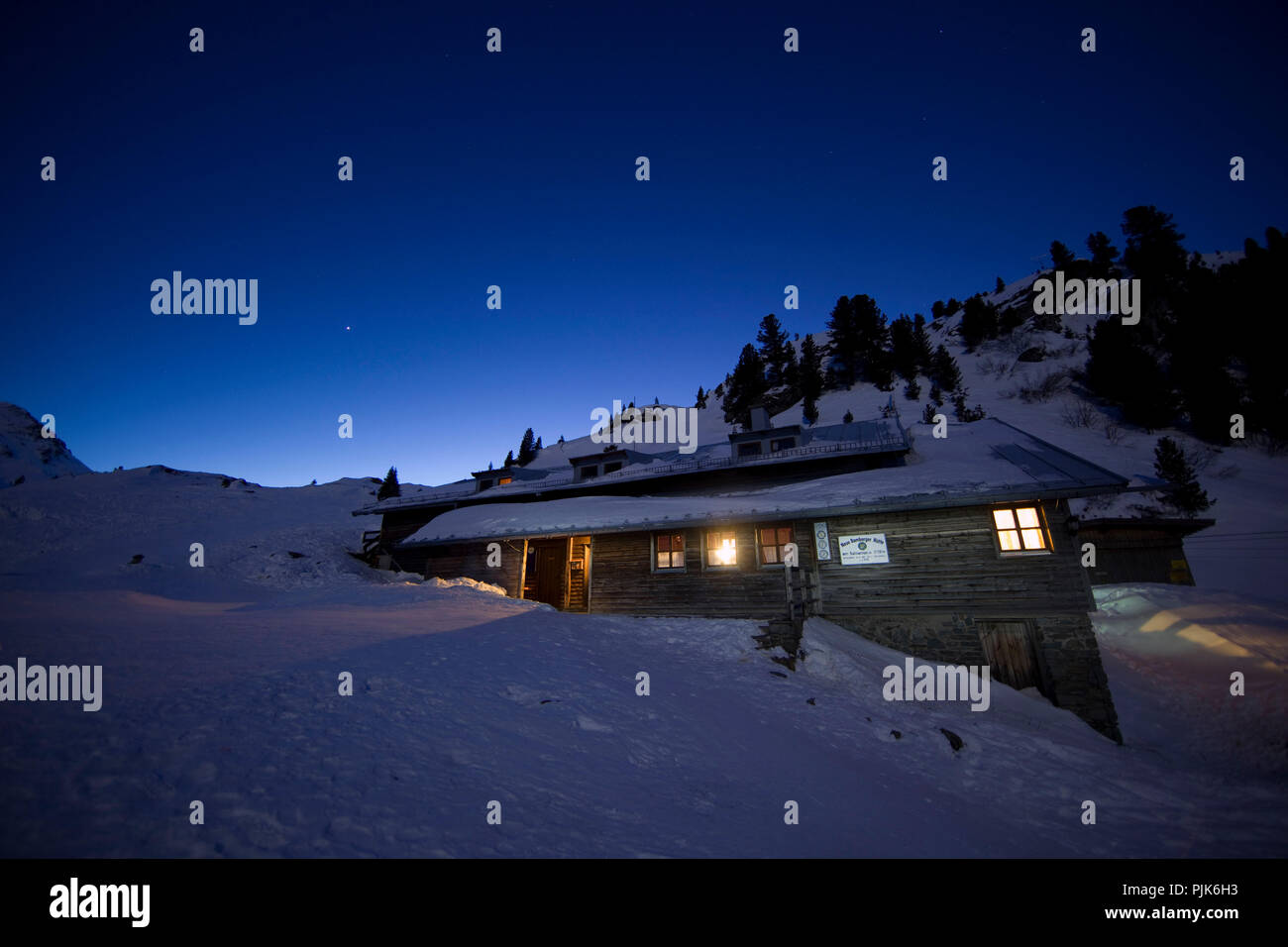 Bamberger hut par nuit, Alpes de Kitzbühel, Tyrol, Autriche. Banque D'Images