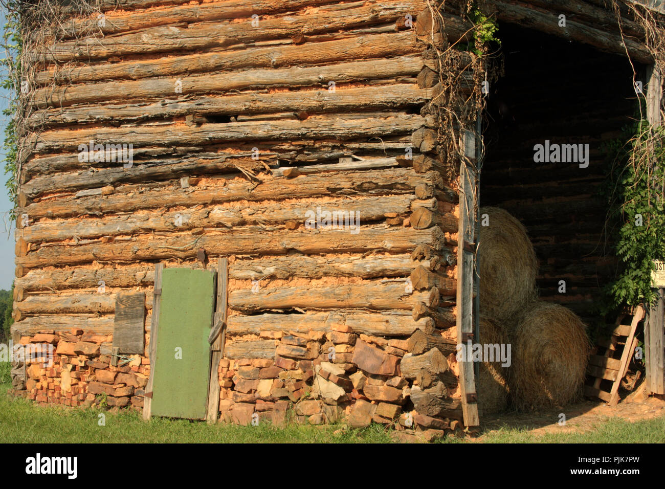 Abri simple en rondins pour balles de foin dans la campagne de Virginie, aux États-Unis Banque D'Images