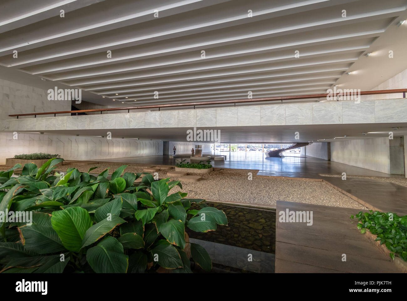 Jardin à l'entrée du Palais Itamaraty intérieur - Brasilia, District Fédéral, Brésil Banque D'Images