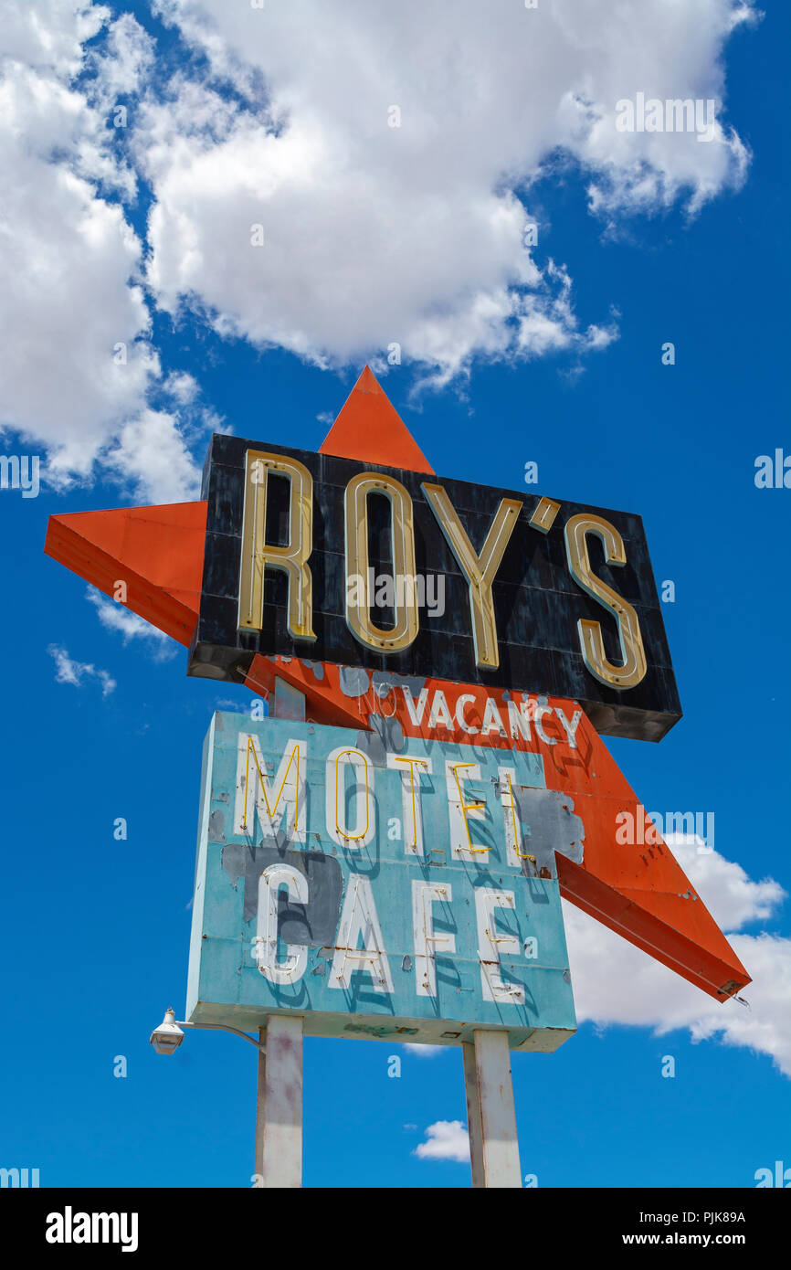 Désert de Mojave, Californie, Comté de San Bernardino, l'historique Route 66, Amboy, Roy's Motel, un café sign Banque D'Images