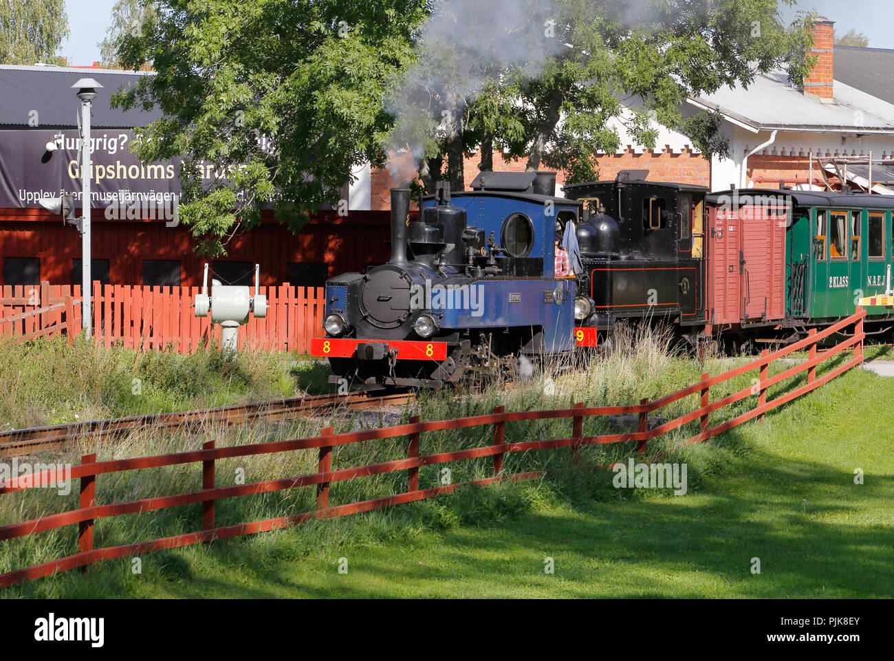 Mariefred, Suède - septembre 2, 2018 : Vintage narrow gauge steam train en service pour l'Ostra Sodermanlands musée ferroviaire a quitté le Maiefrd sta Banque D'Images
