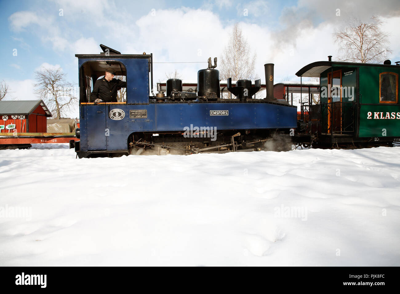 Mariefred, Suède - 19 mars 2006 : locomotive à vapeur no 8 Emsfors couplé au train de voyageurs à l'Ostra Sodermanland Railway museum. Banque D'Images