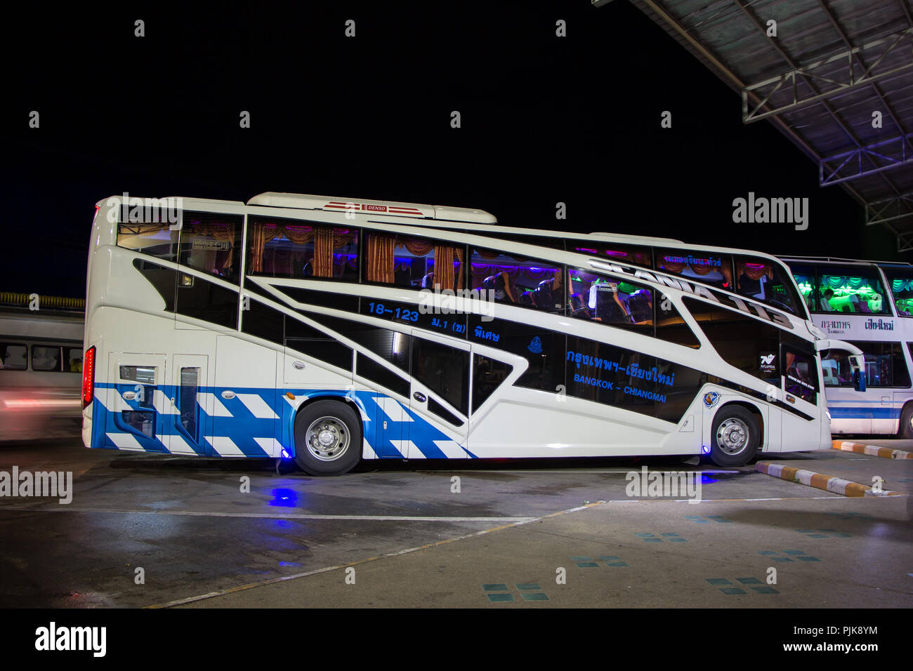 Chiang Mai, Thaïlande - 5 septembre 2018 : Bus de Phet Suri Yon tour bus Company. Photo à la gare routière de Chiangmai, Thaïlande. Banque D'Images