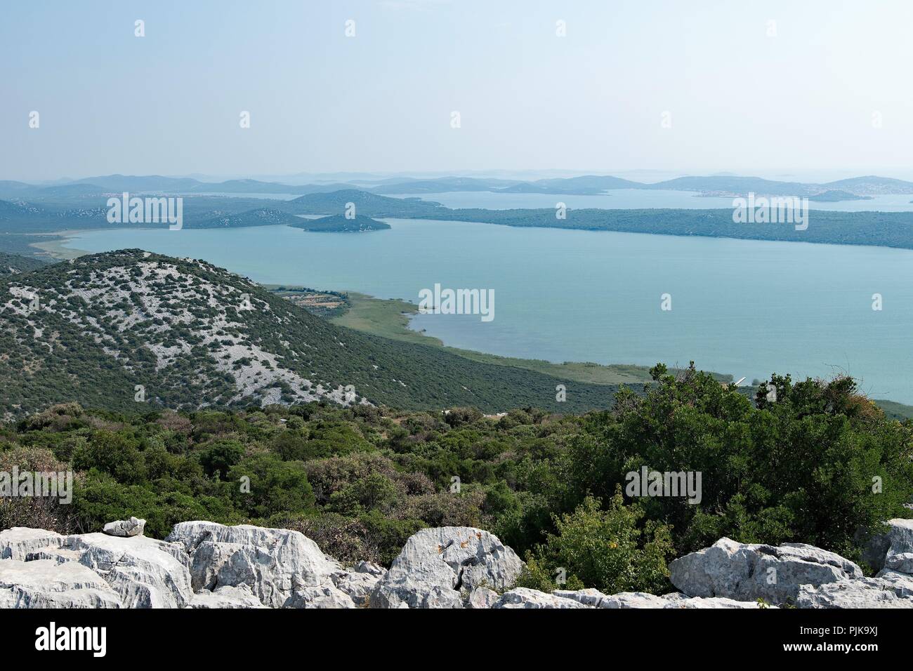 Avis de Vransko jezero, le plus grand lac naturel en Croatie. Banque D'Images