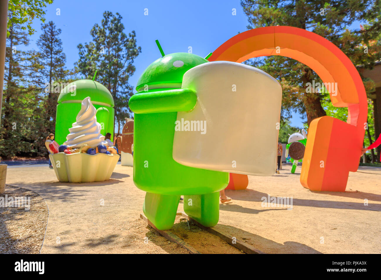 Mountain View, CA, United States - 13 août, 2018 Android : statue de guimauve au magasin de marchandises de Google et Google Visitor Center Beta. Les statues de pelouse Android sont un endroit populaire pour les autoportraits Banque D'Images