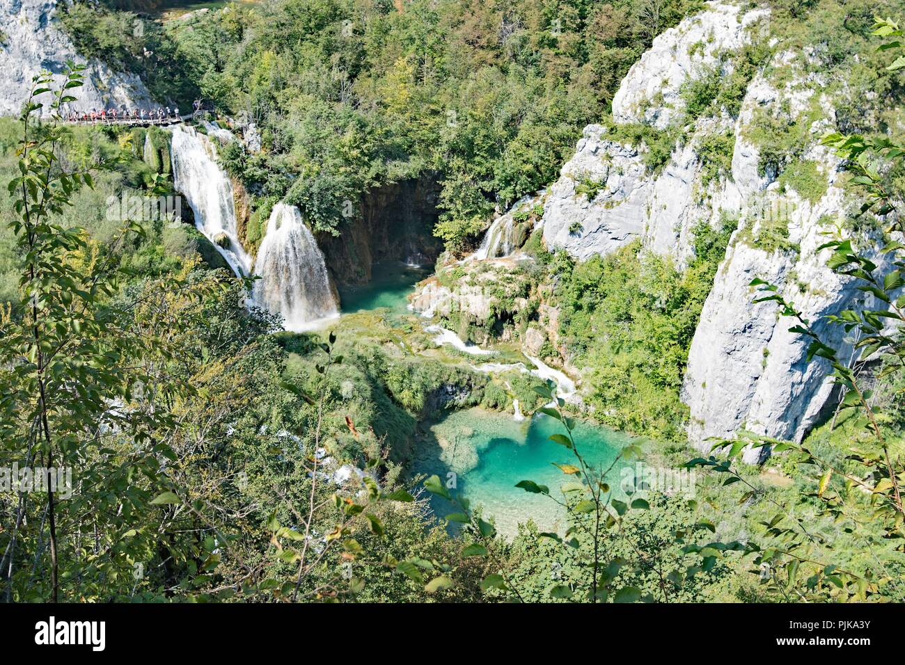 Le parc national des Lacs de Plitvice est le plus populaire de la Croatie une attraction touristique et lieu de beauté naturels protégés. Banque D'Images