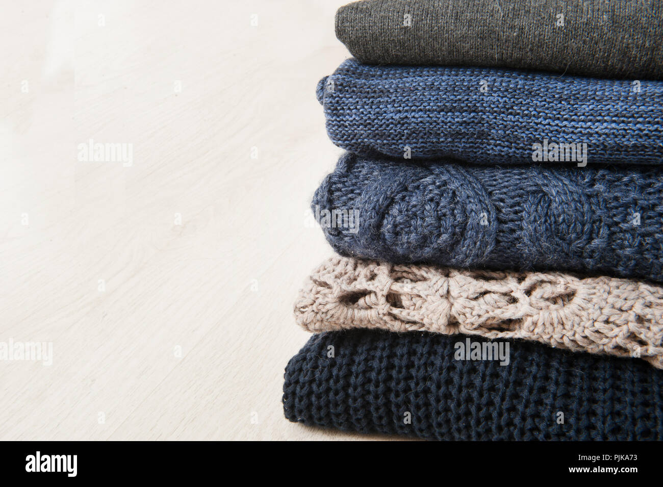 Une pile de choses tricotées sur un fond blanc Banque D'Images