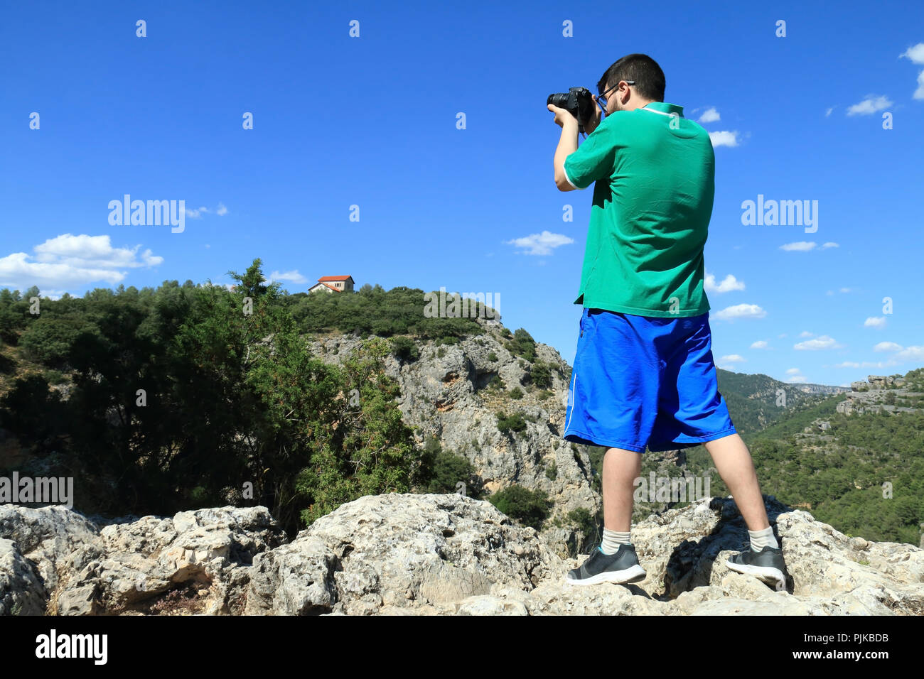 Jeune homme à prendre des photos de la nature dans l'endroit appelé El Ventano del Diablo (la fenêtre du diable), près de Cuenca, dans la région de Castille la Manche, Espagne Banque D'Images