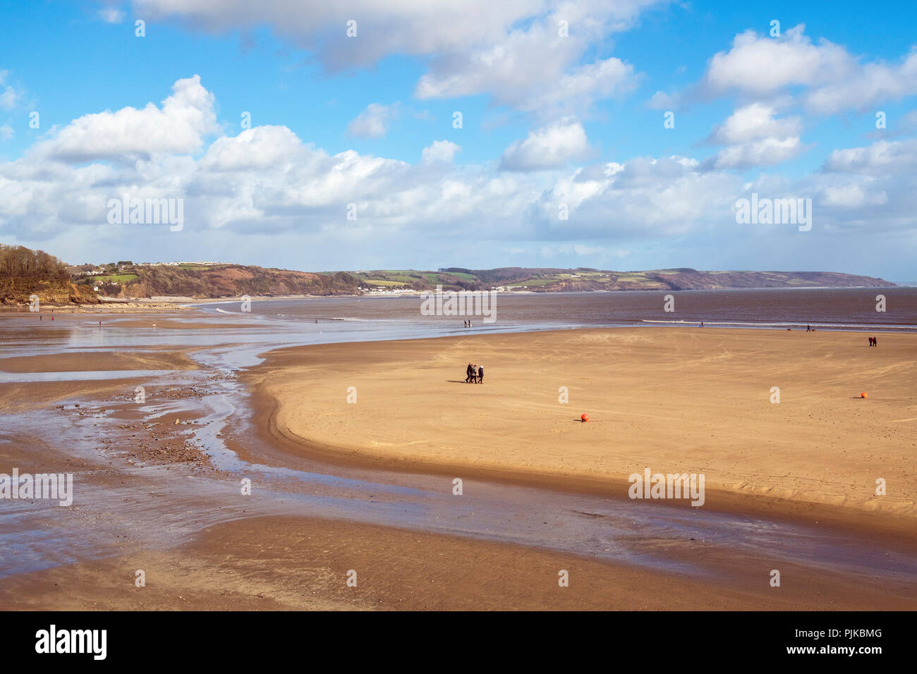 Le sud de la côte du Pembrokeshire, Pays de Galles, de l'Ouest à Saundersfoot avec des gens qui marchent sur la plage Banque D'Images