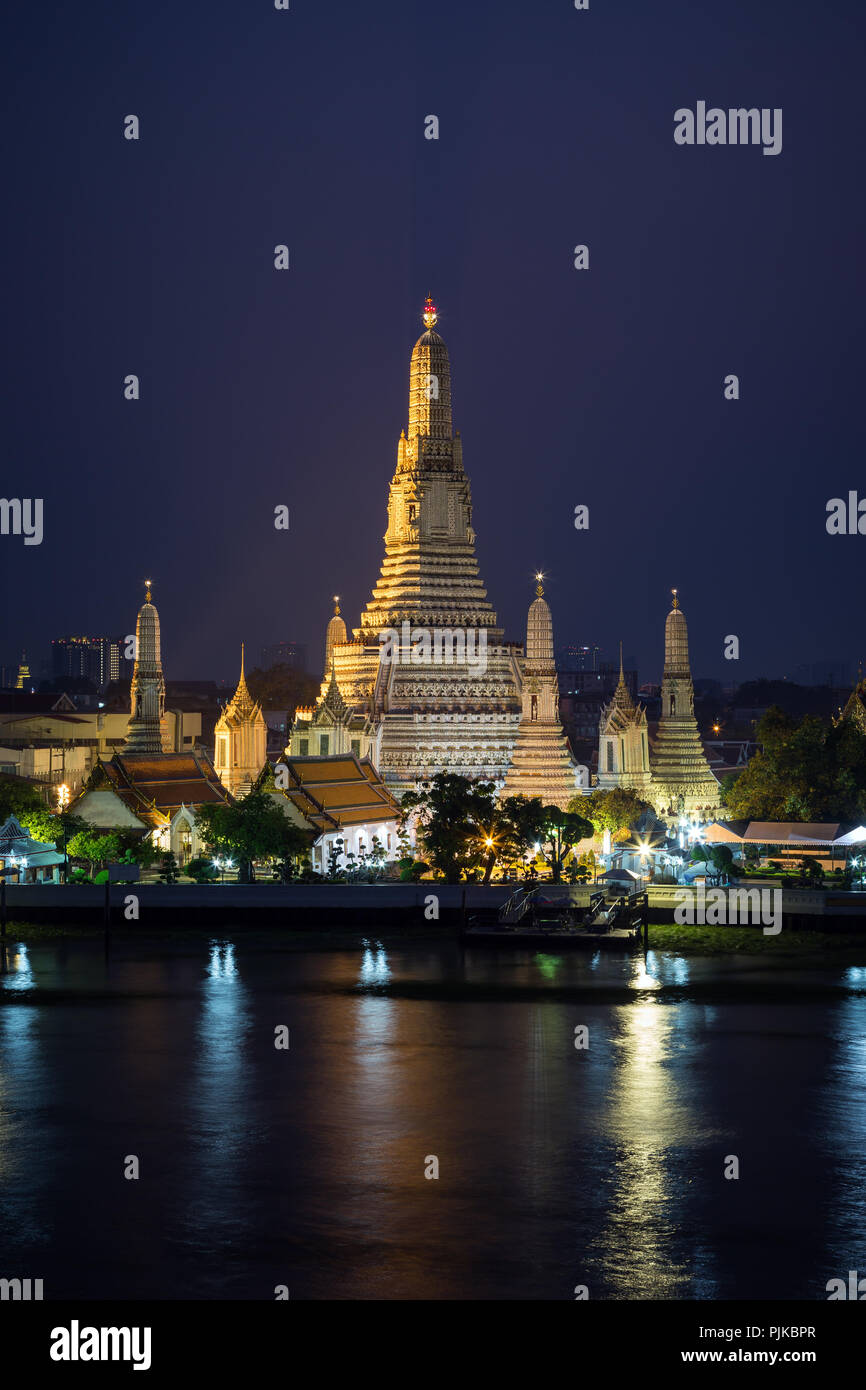 Belle vue de Wat Arun temple à côté de la rivière Chao Phraya à Bangkok, Thaïlande, en soirée. Banque D'Images