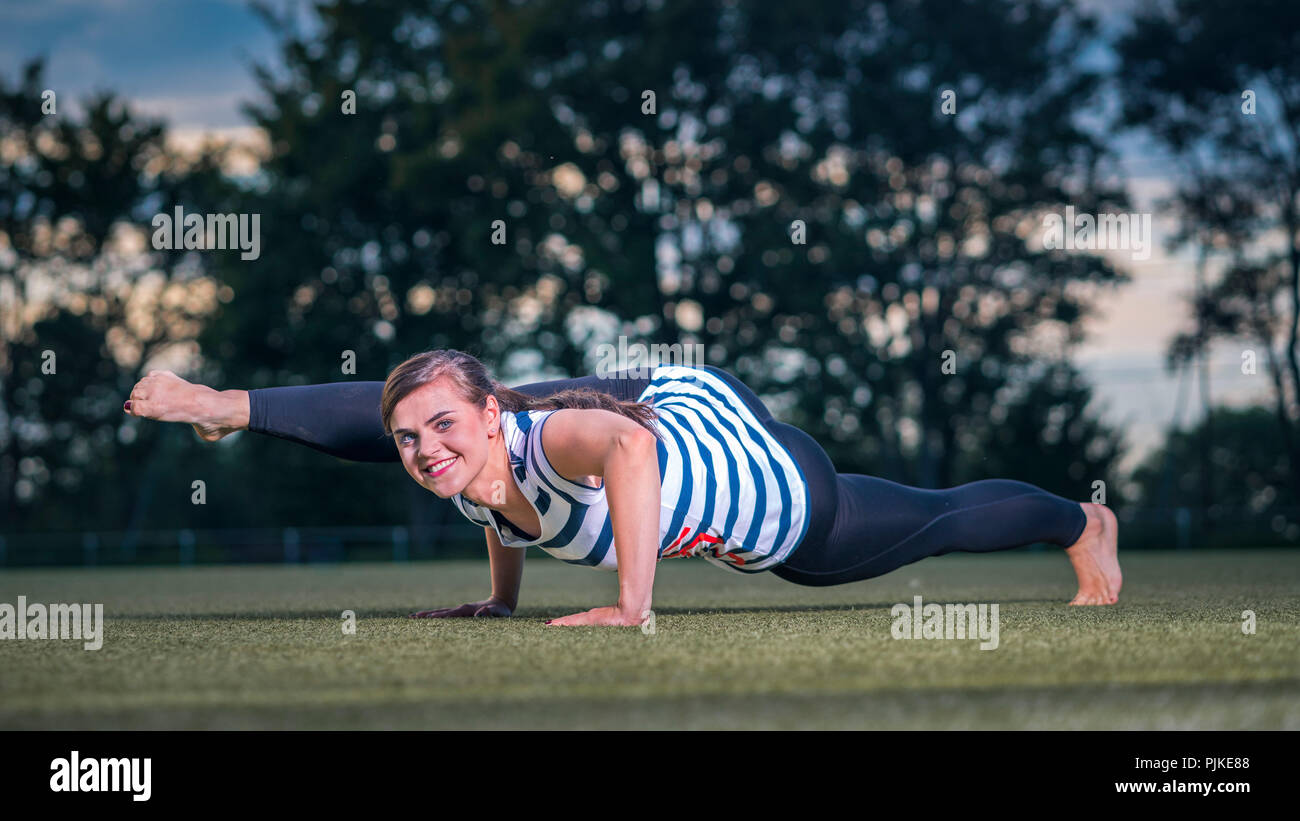 Femme, 25 ans, de formation de remise en forme acrobatique Banque D'Images
