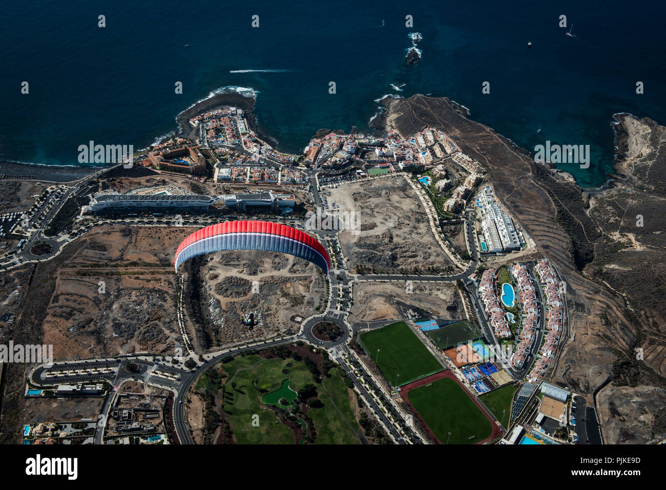 Plus de parapente de l'océan Atlantique, de la côte ouest de Ténérife à La Caleta, île volcanique, vue aérienne, Îles Canaries, Espagne Banque D'Images