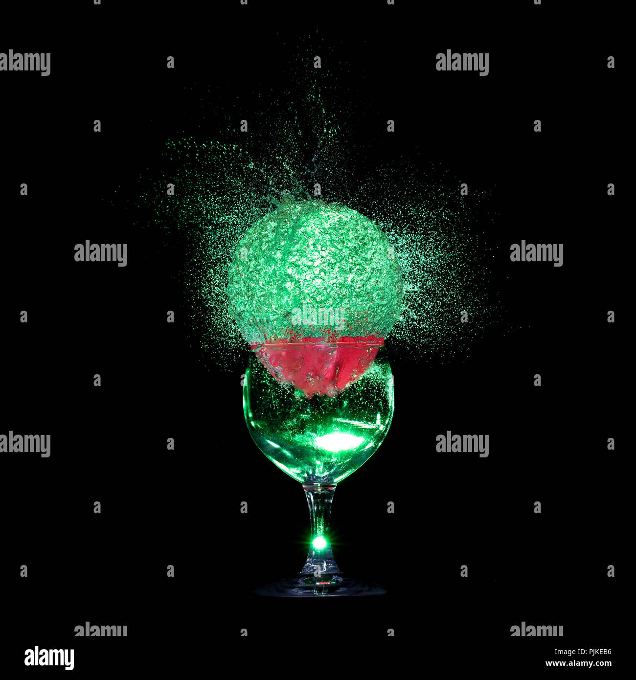 Éclatement ballon rempli d'eau avec un verre de vin, studio shot Banque D'Images