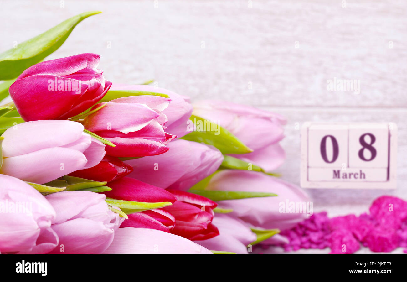 Cartes 8 Mars Journée De La Femme La Journée de la femme, 8 mars carte de vœux, des tulipes roses et calendrier Photo Stock - Alamy