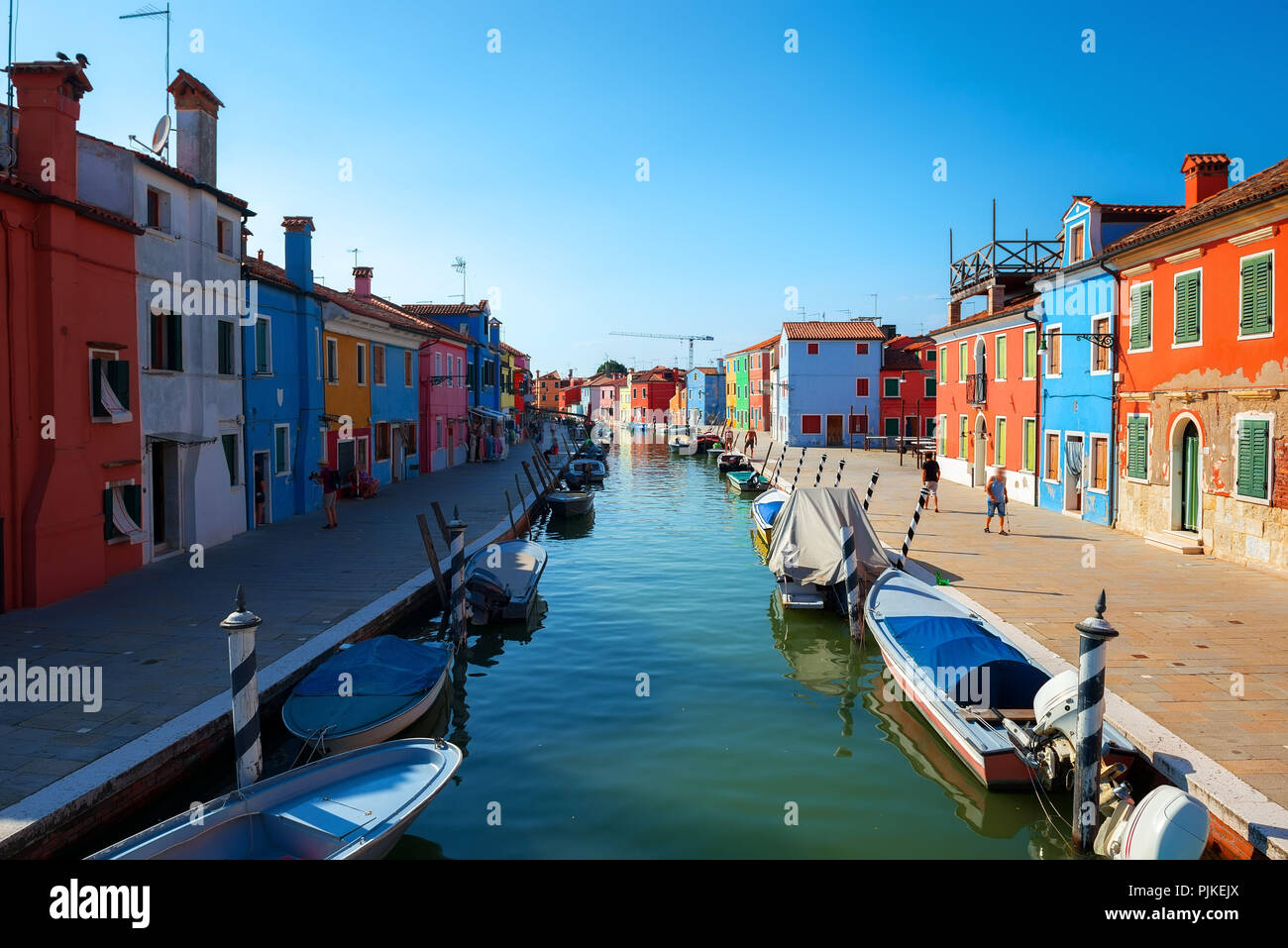 Bateaux et maisons colorées en été, Burano Italie Banque D'Images