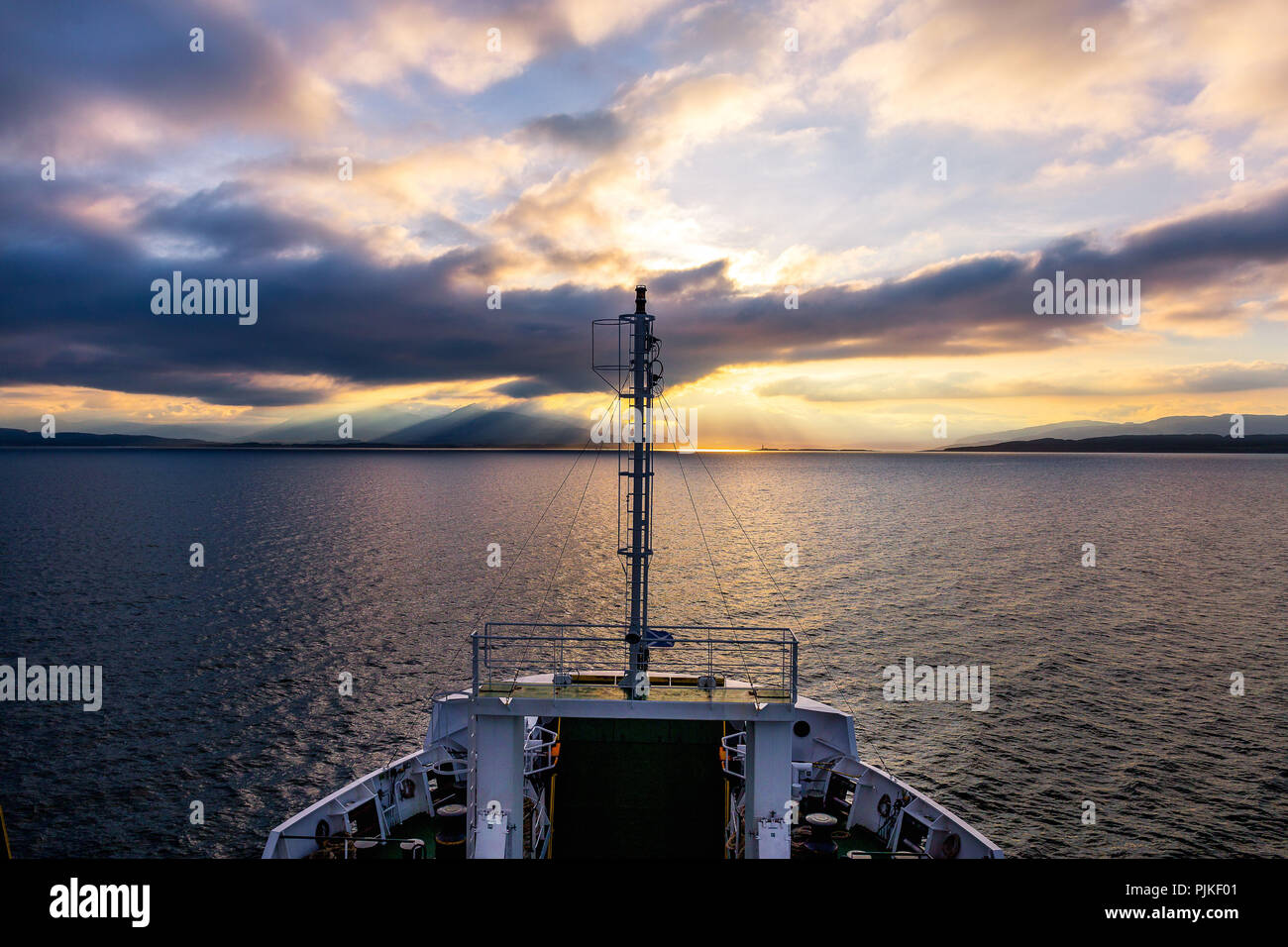 Coucher de soleil sur la mer entre Oban et Craignure Banque D'Images