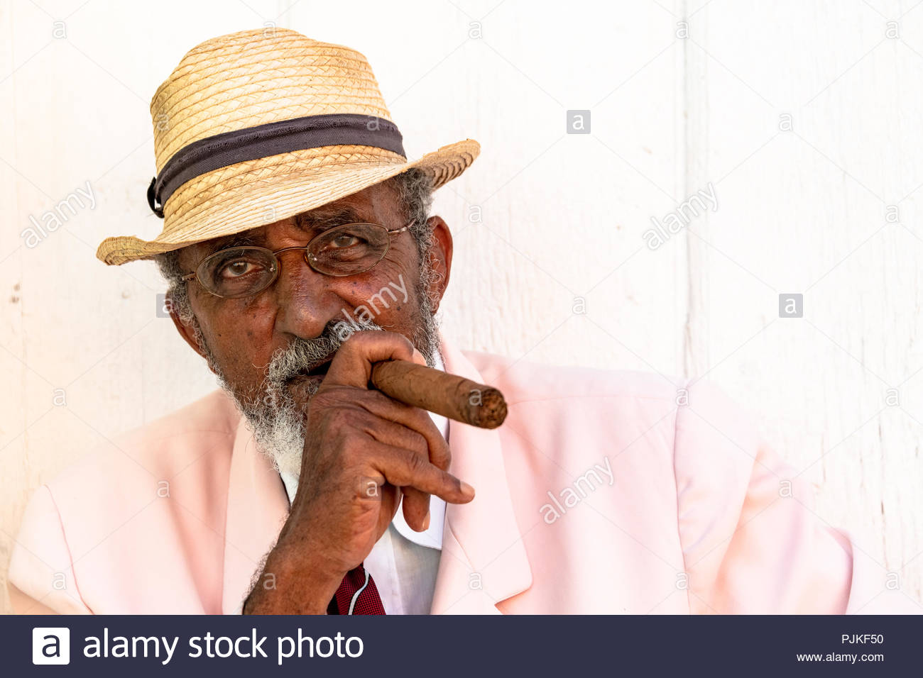 Hauts homme cubain fumant un gros cigare et portant des vêtements typiques  des années 50 Photo Stock - Alamy