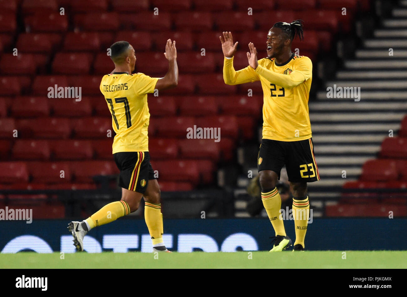 Michy Batshuayi, de Belgique, célèbre le quatrième but de son équipe avec Youri Tielemans lors de l'International friendly à Hampden Park, Glasgow. APPUYEZ SUR ASSOCIATION photo. Date de la photo : vendredi 7 septembre 2018. Voir PA Story FOOTBALL Scotland. Le crédit photo devrait se lire comme suit : Ian Rutherford/PA Wire. Banque D'Images