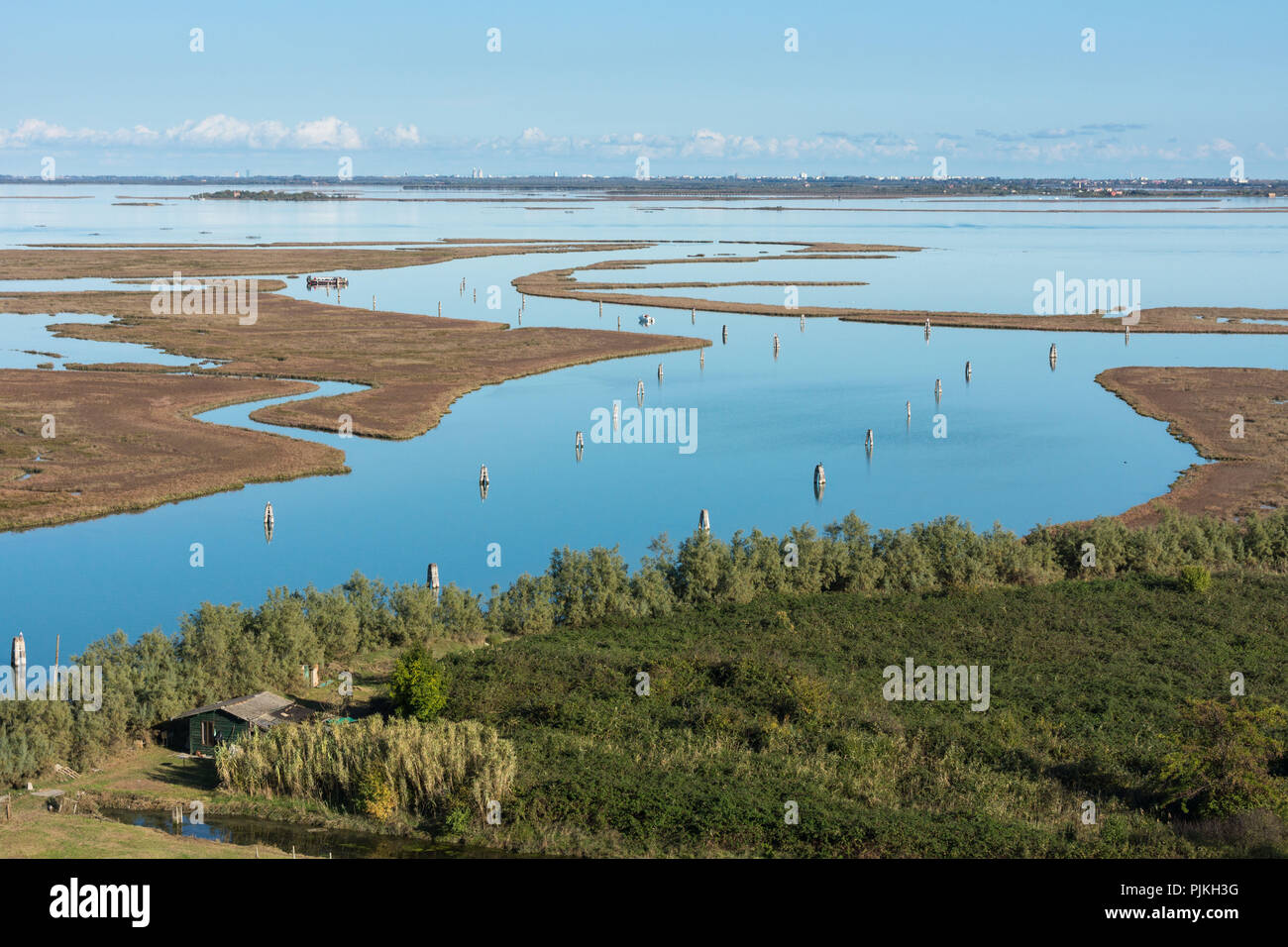 Venise, l'île de Torcello, vue sur lagune de la clocher de la Basilique de Santa Maria Assunta Banque D'Images