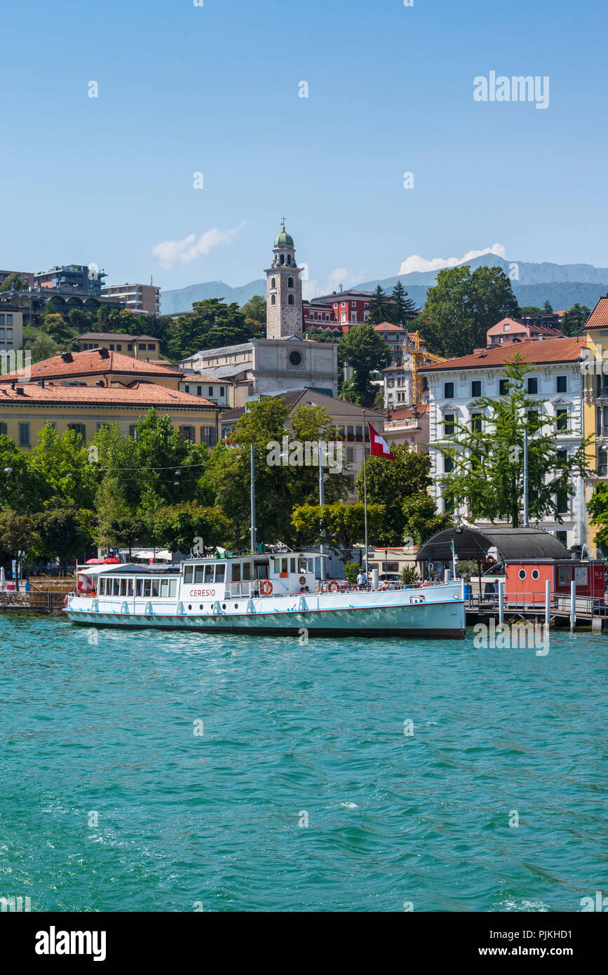 Voyage en bateau sur le lac de Lugano avec une vue de Lugano, Tessin, Suisse Banque D'Images