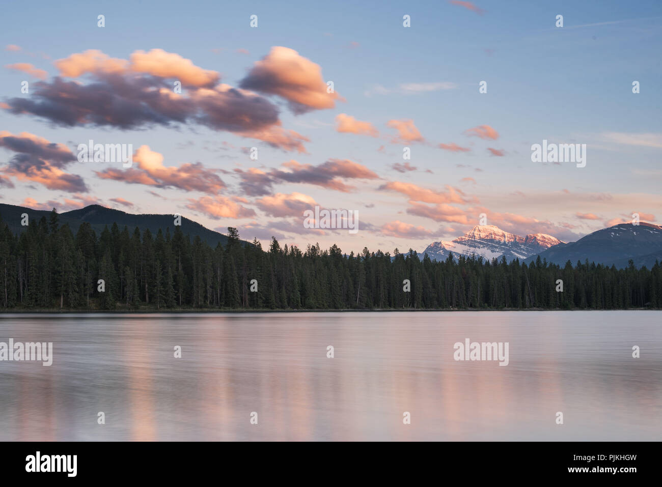 Coucher du soleil Lac Annette, Jasper National Park, Canada Banque D'Images