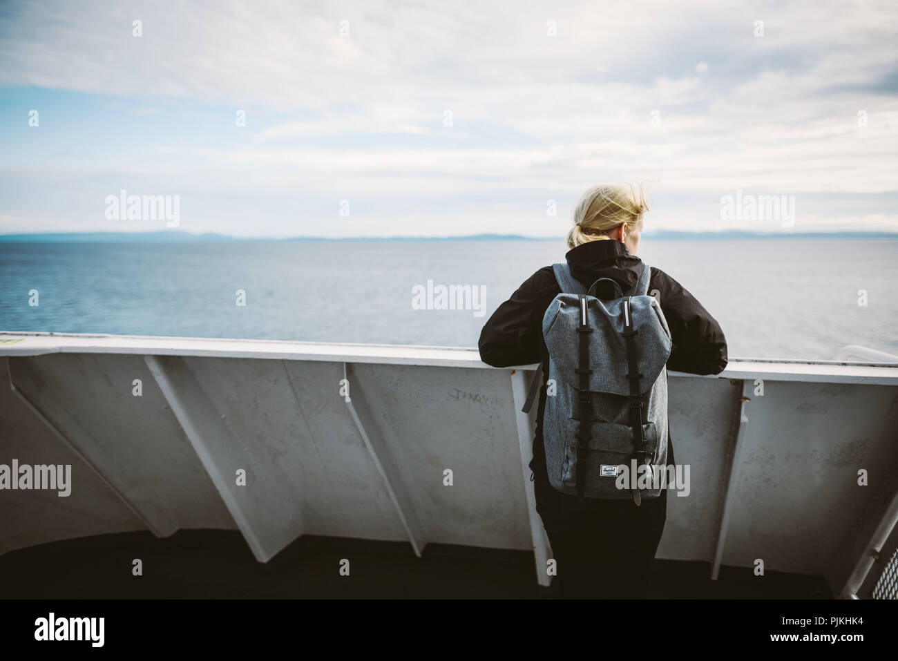 Femme sur un ferry, à la recherche dans la distance, l'île de Vancouver, Canada Banque D'Images