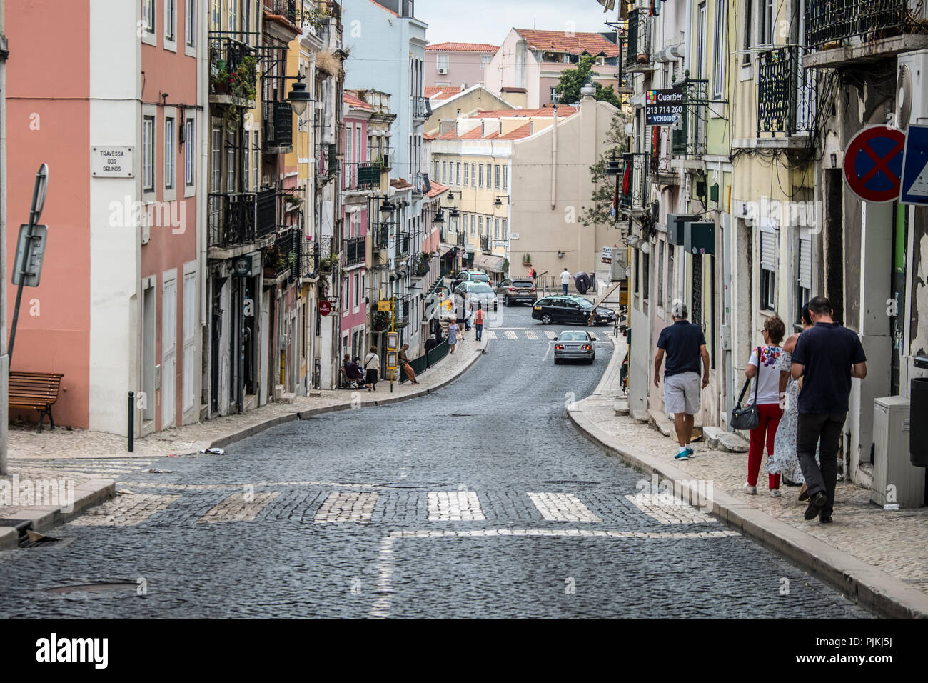 Vieilles maisons colorées et de ruelles de Lisbonne, Portugal au printemps. Belles façades et Old street lights. Banque D'Images