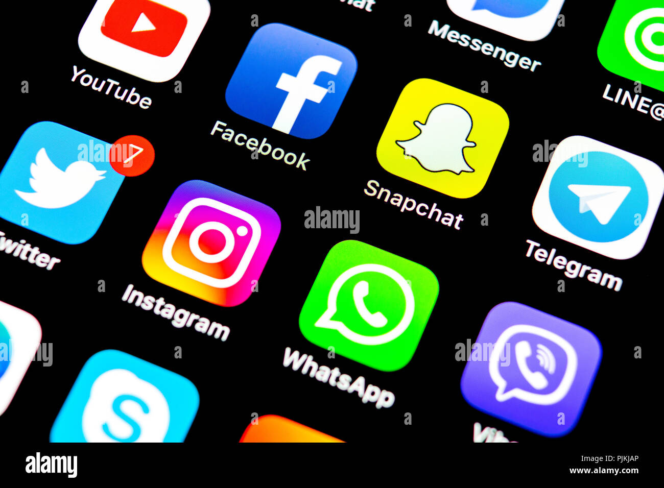 Kaliningrad, Russie, le 29 juillet 2018 : Apple iPhone X avec des icônes de médias sociaux Facebook, Twitter, instagram, application snapchat, éboulis sur google Banque D'Images Kaliningrad, Russie, le 29 juillet 2018 : Apple iPhone X avec des icônes de médias sociaux Facebook, Twitter, instagram, application snapchat, éboulis sur google Banque D'Images