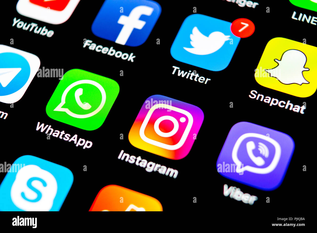 Kaliningrad, Russie, le 29 juillet 2018 : Apple iPhone X avec des icônes de médias sociaux Facebook, Twitter, instagram, application snapchat, éboulis sur google Banque D'Images Kaliningrad, Russie, le 29 juillet 2018 : Apple iPhone X avec des icônes de médias sociaux Facebook, Twitter, instagram, application snapchat, éboulis sur google Banque D'Images