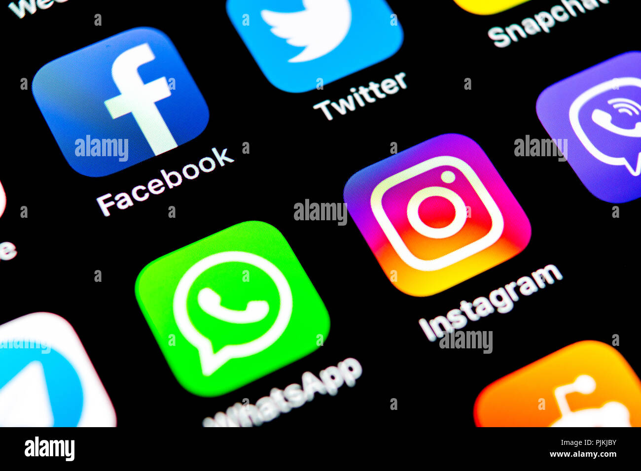 Kaliningrad, Russie, le 29 juillet 2018 : Apple iPhone X avec des icônes de médias sociaux Facebook, Twitter, instagram, application snapchat, éboulis sur google Banque D'Images Kaliningrad, Russie, le 29 juillet 2018 : Apple iPhone X avec des icônes de médias sociaux Facebook, Twitter, instagram, application snapchat, éboulis sur google Banque D'Images
