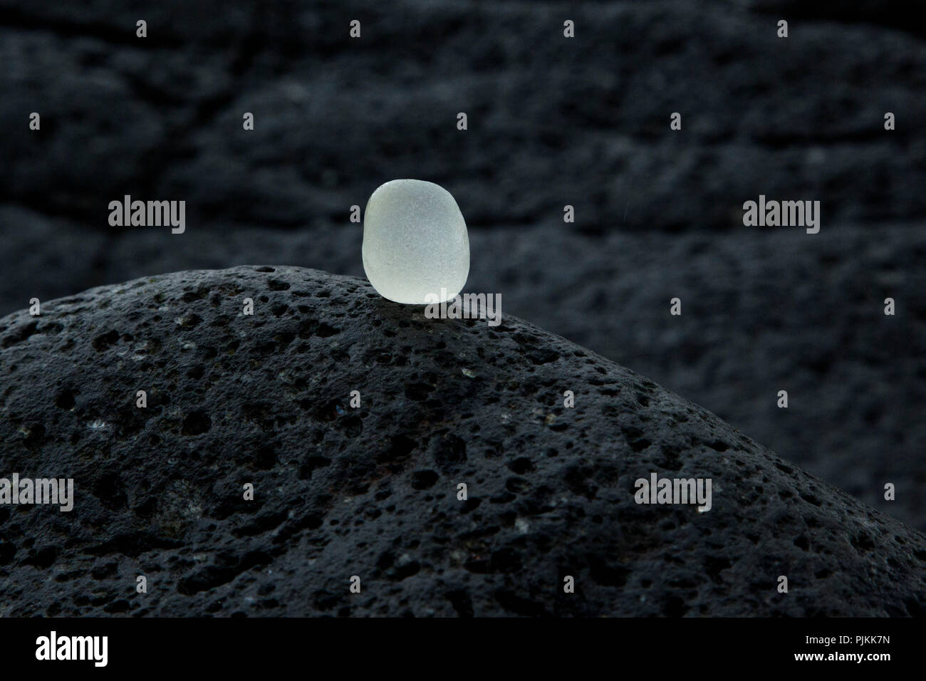 L'Islande, la côte de la mer de lave, verre, un morceau de verre blanc sur noir de lave Banque D'Images L'Islande, la côte de la mer de lave, verre, un morceau de verre blanc sur noir de lave Banque D'Images