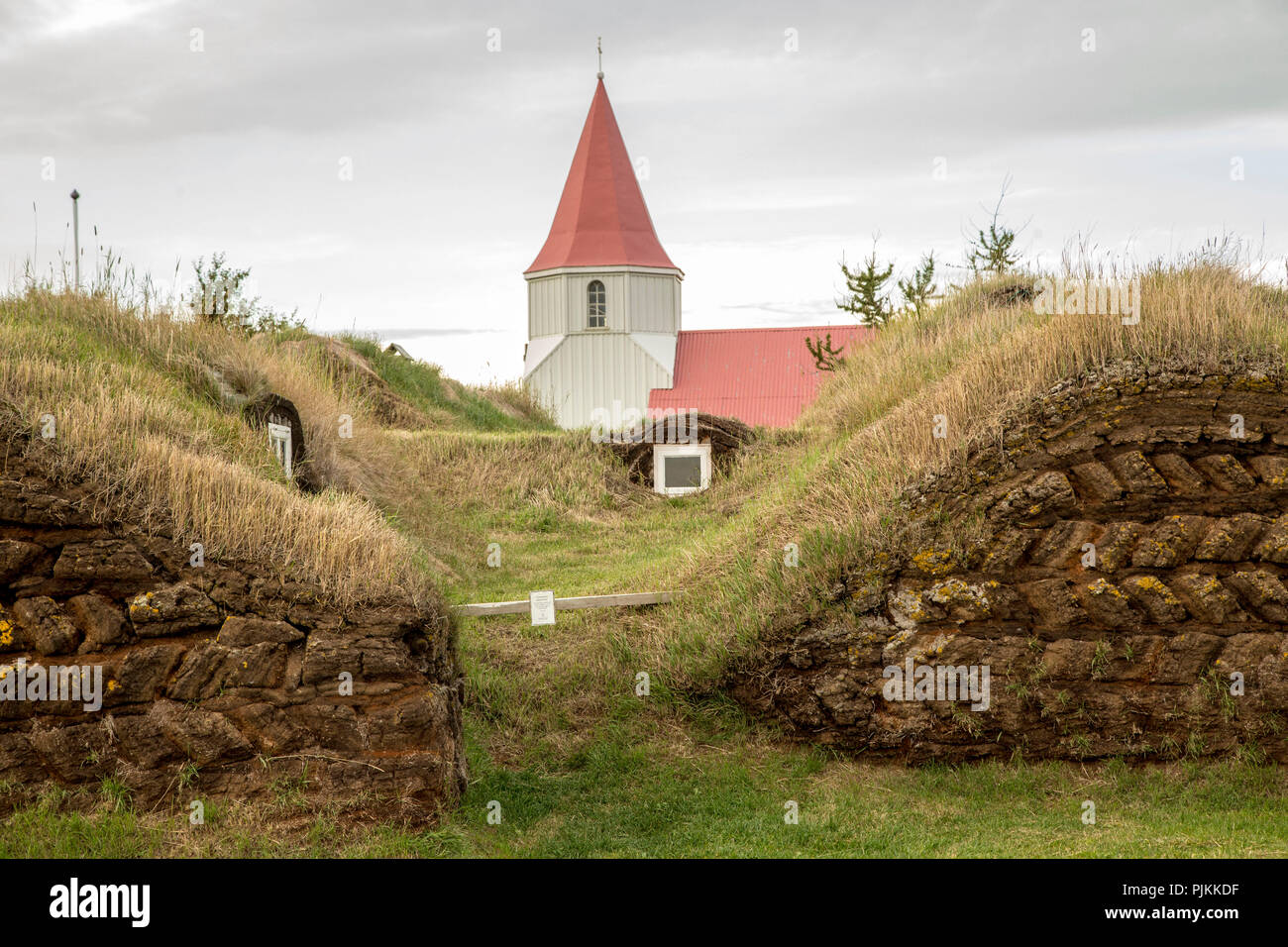 L'Islande, l'Islandais turf House, musée, l'église et la vieille tourbe cabanes, toit d'herbe, ring road, Banque D'Images