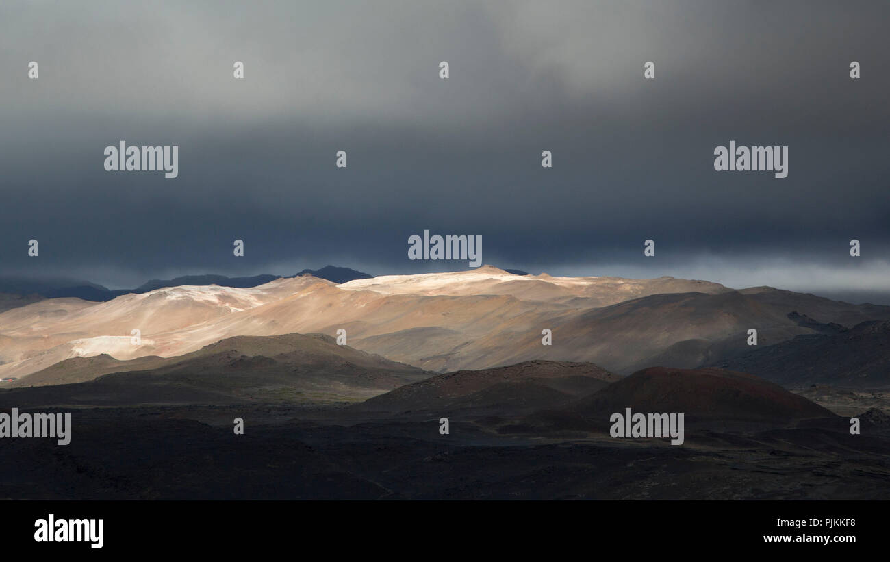 L'Islande, volcan Krafla plus de lumière spectaculaire, nuages noirs sur les montagnes au soleil brun Banque D'Images
