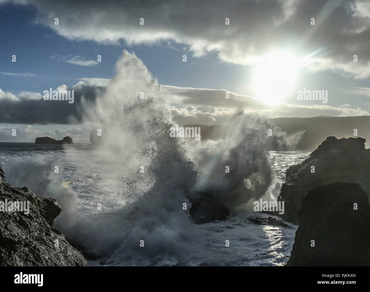 L'Islande, mer agitée à Kirkjufjara Beach, Banque D'Images