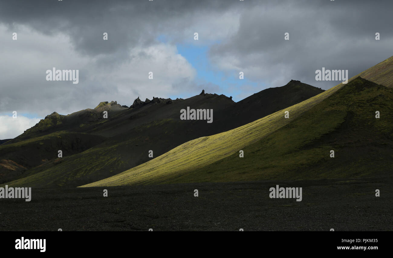 L'Islande, du paysage à l'Alftavatn, lumière du soir, nuages et soleil noir Banque D'Images