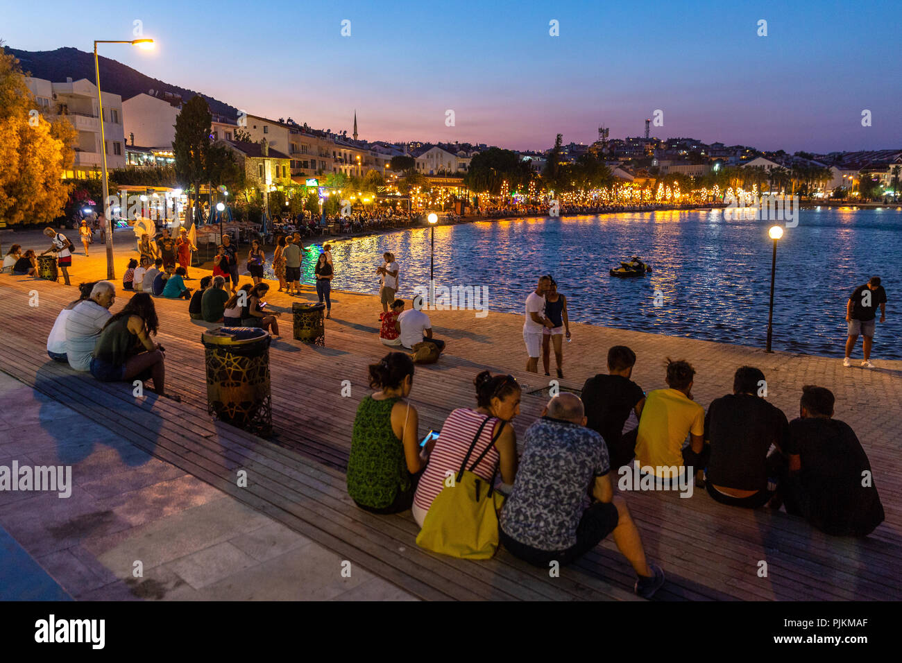 DATCA MUGLA, Turquie,-AOÛT 24,2018 : crépuscule aux personnes bénéficiant d'une fois près de la plage de Datca.Datca est une ville portuaire dans le sud-ouest de la Turquie. Banque D'Images