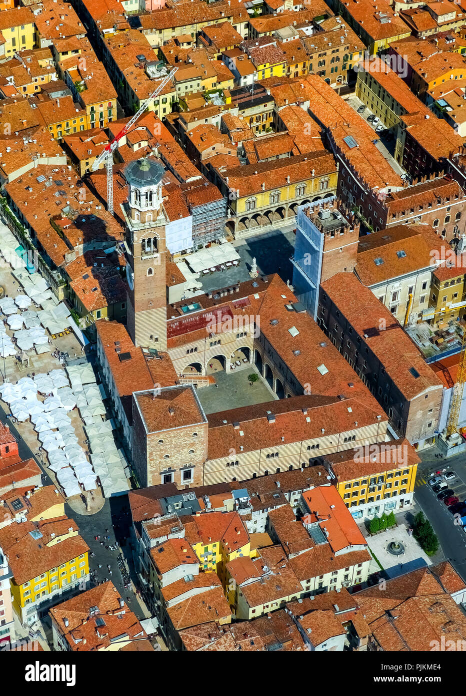 Vue aérienne, la Piazza delle Erbe, Piazza, Domus mercatorum, Torre dei Lamberti, du centre-ville de Vérone, Verona, au nord de l'Italie, Vénétie, Italie Banque D'Images