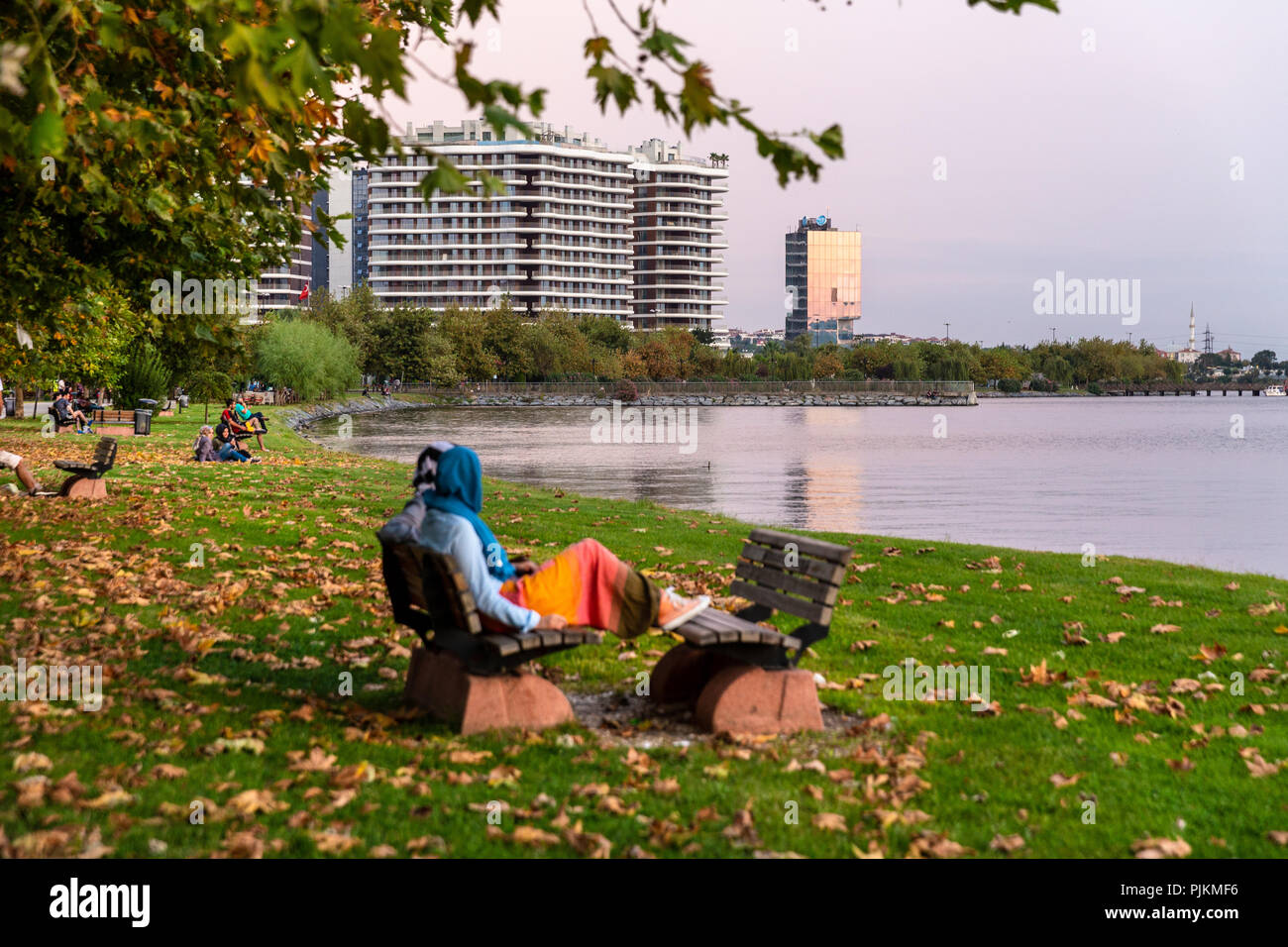 Vue depuis la rive du lac Kucukcekmece Kanarya sur. Lac Kucukcekmece est une lagune située dans la partie européenne d'Istanbul Province, nord-ouest de la Turquie. Banque D'Images