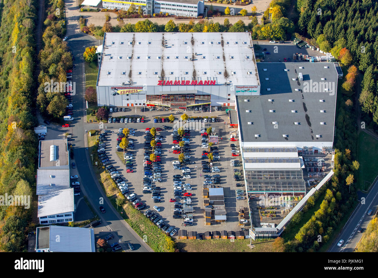 Vue aérienne, la société Möbel GmbH & Co. KG, Hagebaumarkt Freudenberg, les zones commerciales sur l'autoroute a45, Freudenberg Freudenberg, Düren, Rhénanie du Nord-Westphalie, Allemagne Banque D'Images