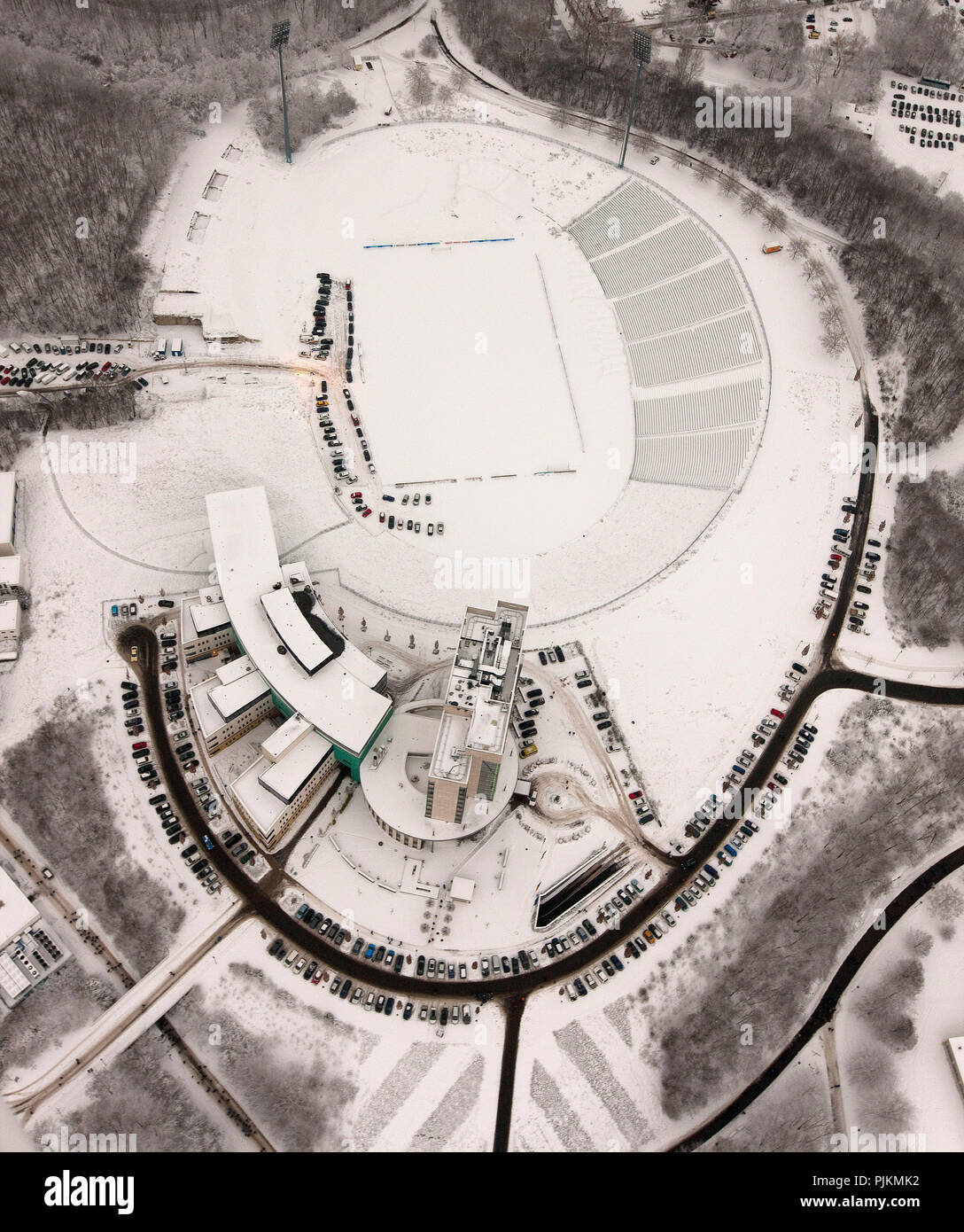 Vue aérienne, avant que le toit endommagé par la neige, Schalke Arena dans la neige, Veltins Arena, avant le match contre S04 1.FC Cologne, l'ancien office Park Stadium, Gelsenkirchen, Ruhr, Nordrhein-Westfalen, Germany, Europe Banque D'Images Vue aérienne, avant que le toit endommagé par la neige, Schalke Arena dans la neige, Veltins Arena, avant le match contre S04 1.FC Cologne, l'ancien office Park Stadium, Gelsenkirchen, Ruhr, Nordrhein-Westfalen, Germany, Europe Banque D'Images