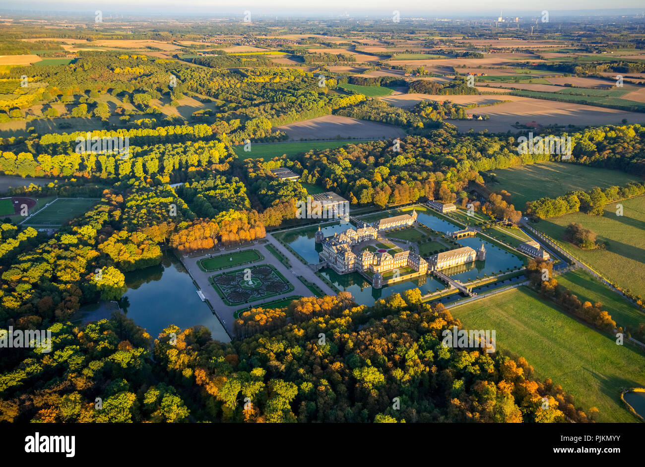 Vue aérienne du château baroque, le château de Nordkirchen en automne, Versailles du Münsterland, château à douves avec jardin baroque après Gottfried Laurenz Pictorius et Johann Conrad Schlaun, Nordkirchen, Münsterland, Rhénanie du Nord-Westphalie, Allemagne Banque D'Images