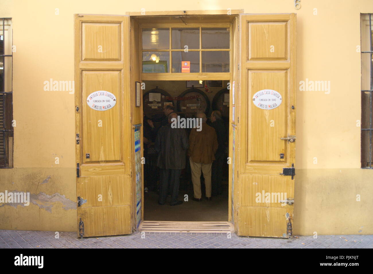 Espagne, l'élégante ville de Malaga.une vieille bodega, la Casa Antiqua. Entrée au bar montrant l'intérieur sombre avec ses fûts de vin. Banque D'Images