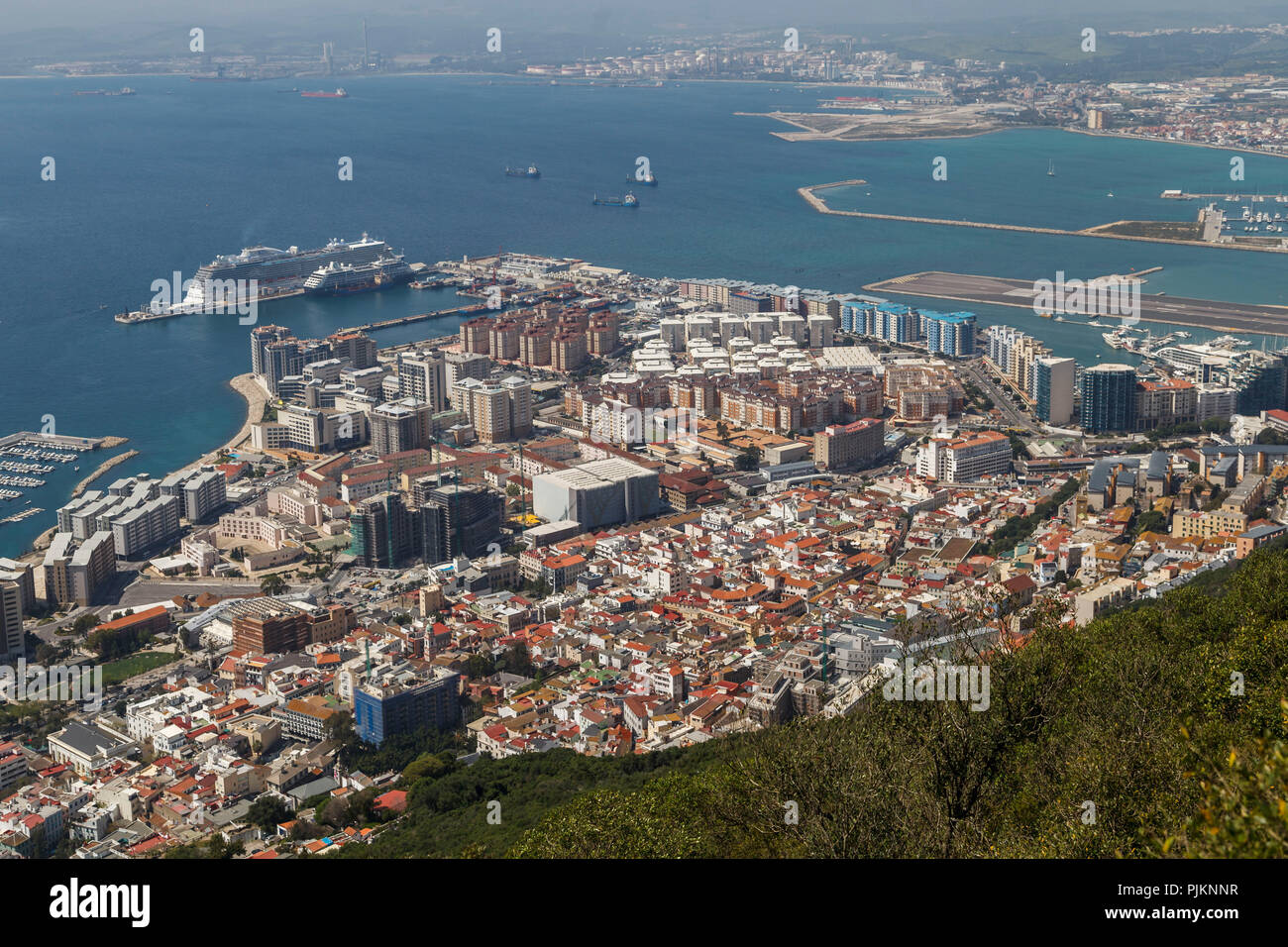 Vue depuis le rocher de Gibraltar, enclave britannique et gem à la mer Méditerranée et la Línea de la Concepción, ville frontière sur le continent espagnol Banque D'Images